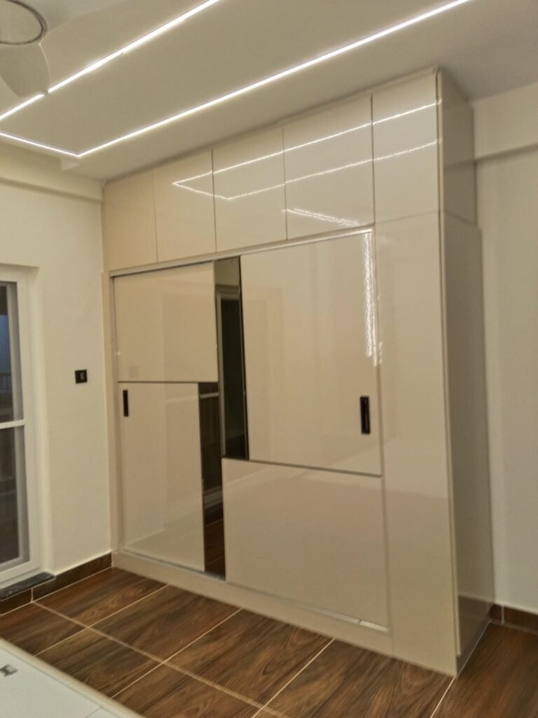 Sliding-door wardrobe in a cream gloss finish